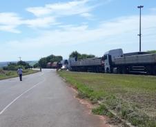 Fila de caminhões a espera da doação da Adapar
