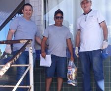 Adapar doa cestas básicas e lanches no posto de Santo Inácio