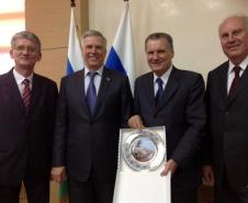 Secretário Norberto Ortigara, Diretor Geral do Serviço de Fiscalização Veterinária e Fitossanitária da Federação da Rússia - Rosselkhoznadzor, o Sr. Sergey Dankvert, Inácio Afonso Kroetz, diretor-presidente da Adapar, e Ronei Volpi, da Federação da Agricultura do Paraná.