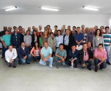 Grupo de fiscais de defesa agropecuária que participaram de treinamento para a fiscalização do uso do solo agrícola e certificação e rastreabilidade vegetal.