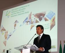 Governador Beto Richa, acompanhado do secretário estadual da Agricultura e do Abastecimento, Norberto Ortigara, participa em Foz do Iguaçu, da abertura da 3ª Conferência Global sobre Educação Veterinária, promovida pela Organização Mundial de Saúde Animal (OIE). Foz do Iguaçu, 04/12/2013.