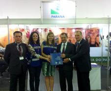 Chefe do gabinete da Adapar Silmar Bürer, médicas veterinárias Mariana Ricciardi, Pauline Sperka, Diretor Geral da OIE Bernard Vallat e o Diretor Presidente da Adapar, Inácio Kroetz