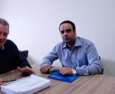 Reunião entre o diretor-presidente da Agência de Defesa Agropecuária do Paraná (Adapar), Inácio Afonso Kroetz, e o representante da Organização Veterinária do Irã (IVO) no Brasil, Mohammad Reza Jabari, na sede da Adapar, em Curitiba.