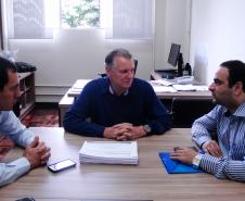 Reunião entre o diretor-presidente da Agência de Defesa Agropecuária do Paraná (Adapar), Inácio Afonso Kroetz, e o representante da Organização Veterinária do Irã (IVO) no Brasil, Mohammad Reza Jabari, na sede da Adapar, em Curitiba.