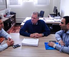 Reunião entre o diretor-presidente da Agência de Defesa Agropecuária do Paraná (Adapar), Inácio Afonso Kroetz, e o representante da Organização Veterinária do Irã (IVO) no Brasil, Mohammad Reza Jabari, na sede da Adapar, em Curitiba.
