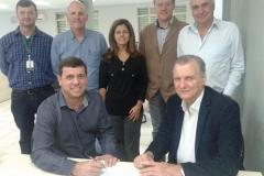 Prefeito Claudio Dutra e o presidente da ADAPAR, Inácio Kroetz, após a assinatura do contrato de doação do terreno à ADAPAR