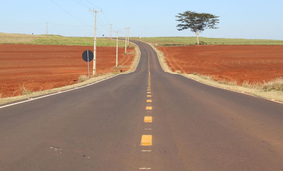Estado investe R$ 5,9 milhões e pavimenta estrada usada por produtores rurais de Alto Piquiri