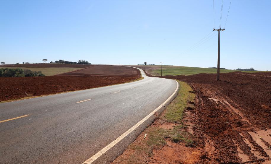 Estado investe R$ 5,9 milhões e pavimenta estrada usada por produtores rurais de Alto Piquiri