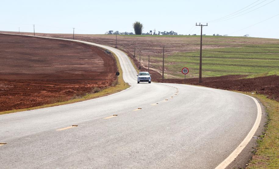 Estado investe R$ 5,9 milhões e pavimenta estrada usada por produtores rurais de Alto Piquiri