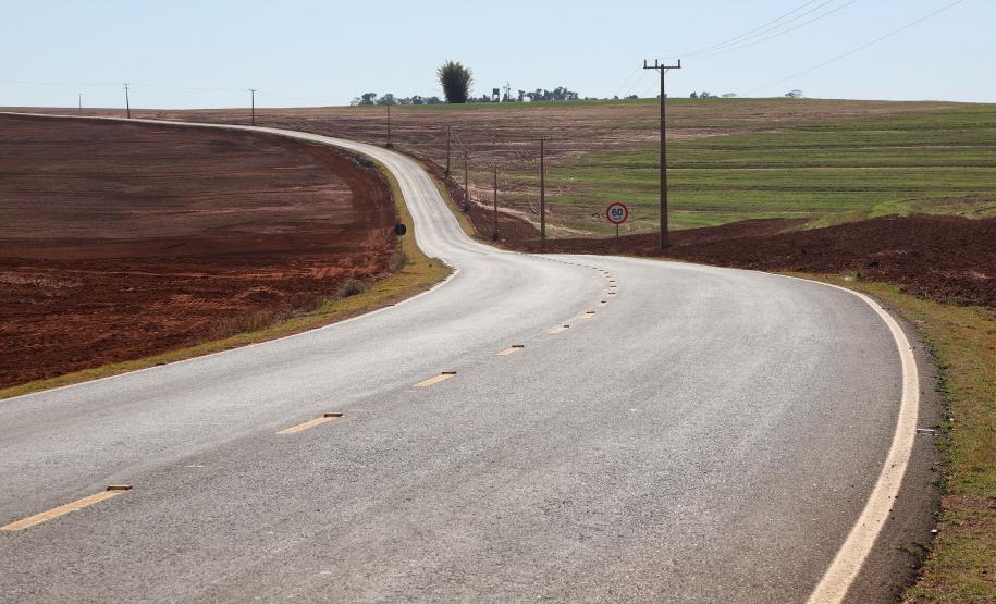 Estado investe R$ 5,9 milhões e pavimenta estrada usada por produtores rurais de Alto Piquiri