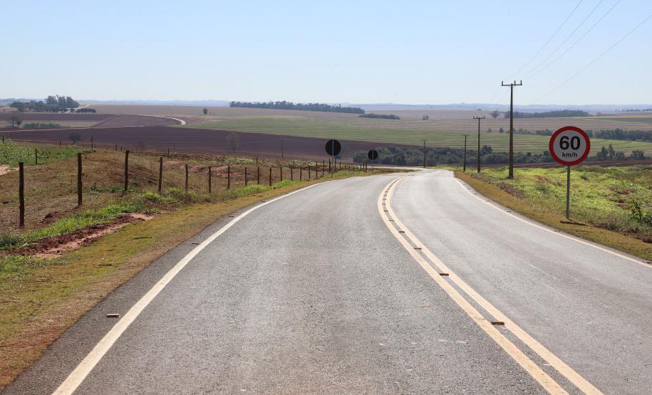 Estado investe R$ 5,9 milhões e pavimenta estrada usada por produtores rurais de Alto Piquiri