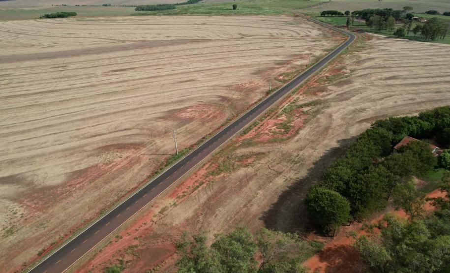 Estado investe R$ 5,9 milhões e pavimenta estrada usada por produtores rurais de Alto Piquiri