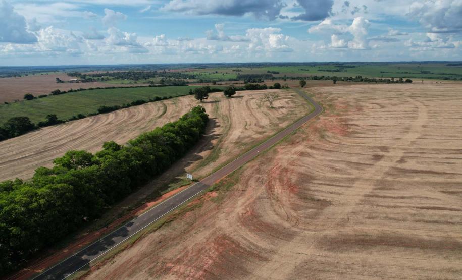 Estado investe R$ 5,9 milhões e pavimenta estrada usada por produtores rurais de Alto Piquiri