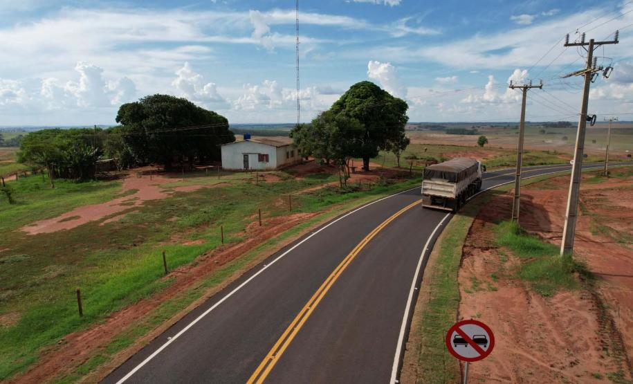 Estado investe R$ 5,9 milhões e pavimenta estrada usada por produtores rurais de Alto Piquiri