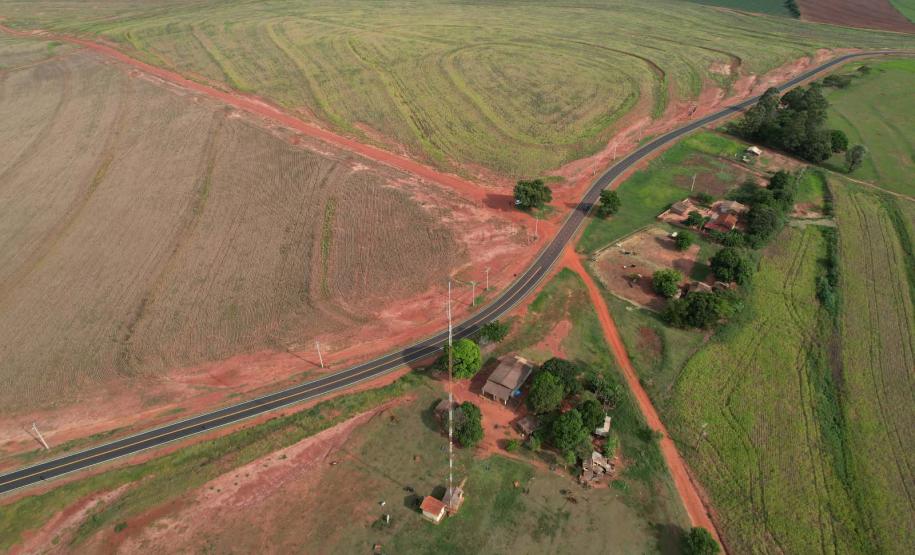 Estado investe R$ 5,9 milhões e pavimenta estrada usada por produtores rurais de Alto Piquiri