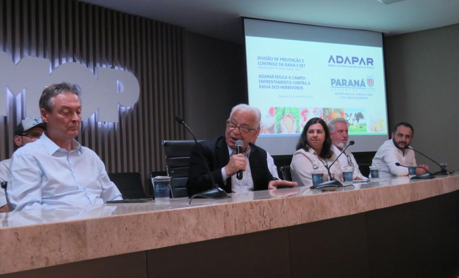 Evento no Oeste destaca mobilização da Adapar contra a raiva em herbívoros