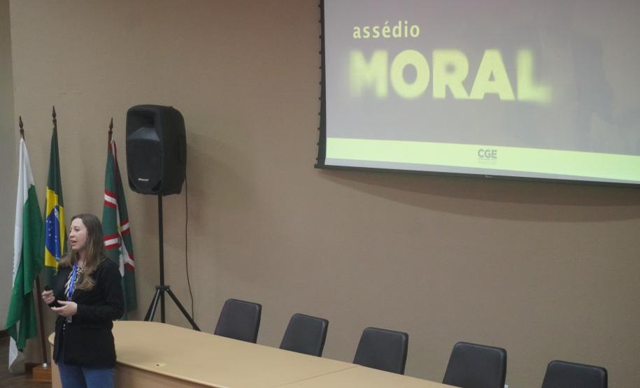 Servidores da Adapar participam de palestra sobre assédio no local de trabalho