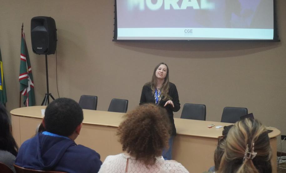 Servidores da Adapar participam de palestra sobre assédio no local de trabalho