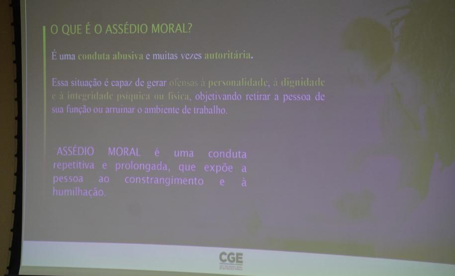 Servidores da Adapar participam de palestra sobre assédio no local de trabalho