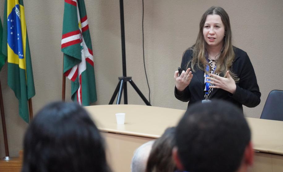 Servidores da Adapar participam de palestra sobre assédio no local de trabalho