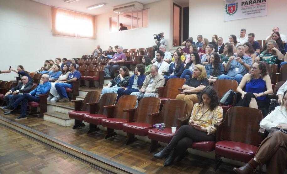 Servidores da Adapar participam de palestra sobre assédio no local de trabalho