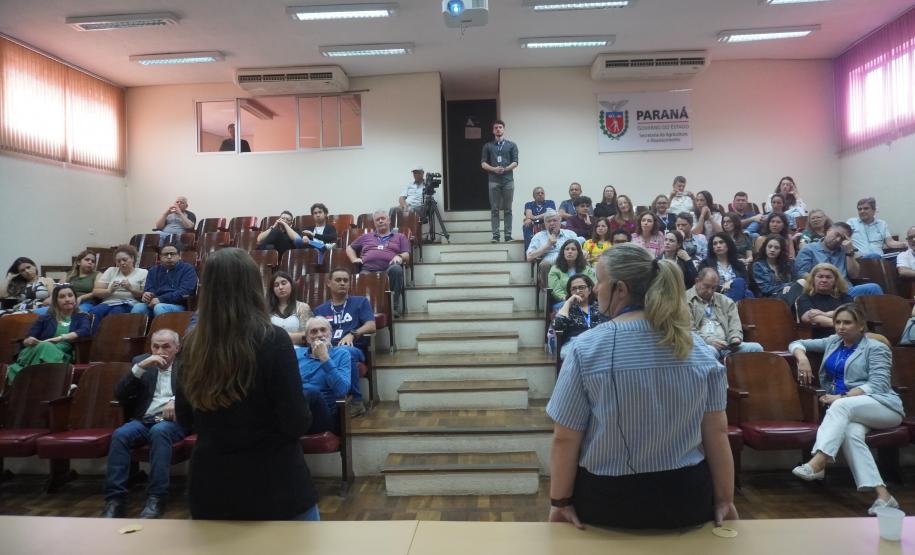 Servidores da Adapar participam de palestra sobre assédio no local de trabalho