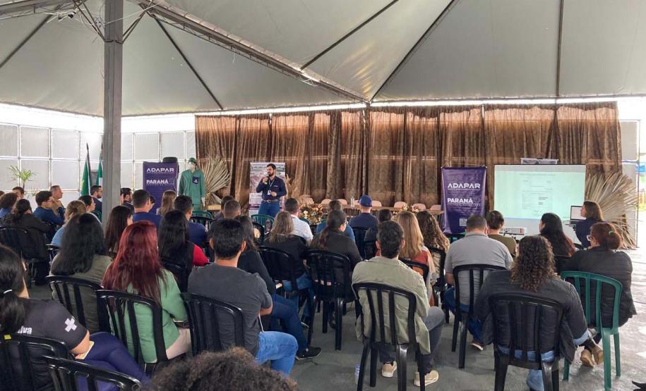 Adapar conscientiza produtores sobre a raiva durante a 21º Expovale