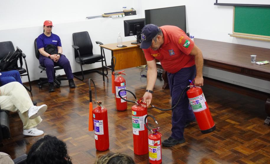 Servidores da Adapar participam de treinamento de brigada de incêndio