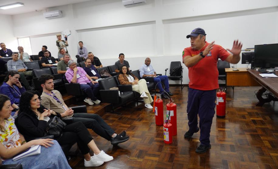 Servidores da Adapar participam de treinamento de brigada de incêndio