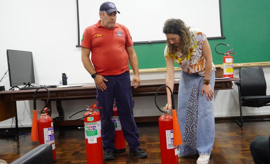 Servidores da Adapar participam de treinamento de brigada de incêndio