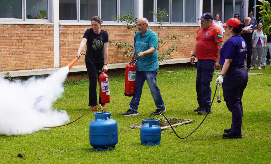 Servidores da Adapar participam de treinamento de brigada de incêndio