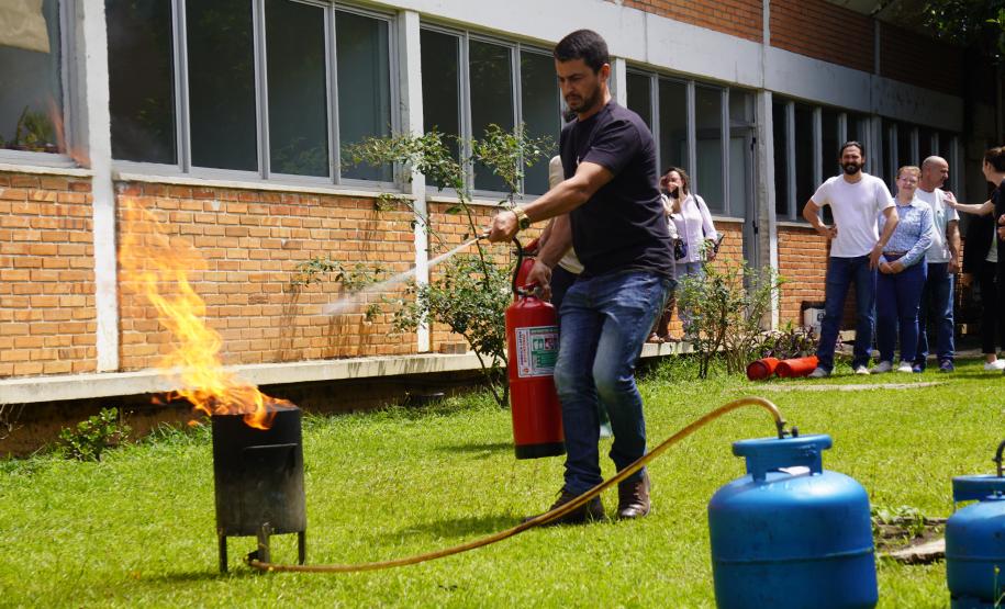 Servidores da Adapar participam de treinamento de brigada de incêndio