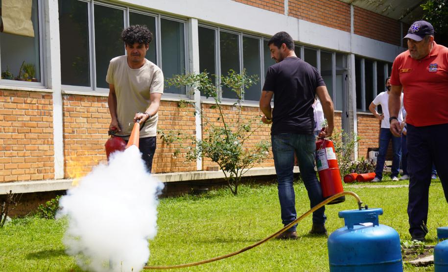 Servidores da Adapar participam de treinamento de brigada de incêndio