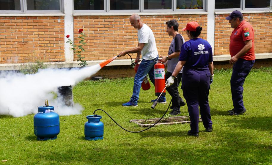 Servidores da Adapar participam de treinamento de brigada de incêndio