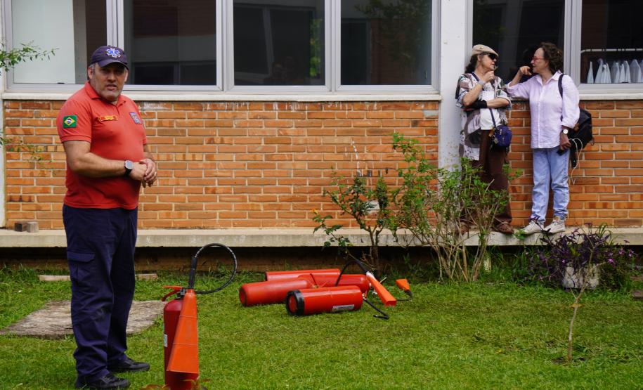 Servidores da Adapar participam de treinamento de brigada de incêndio