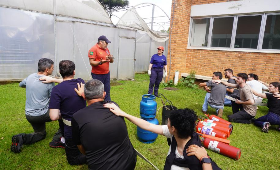 Servidores da Adapar participam de treinamento de brigada de incêndio