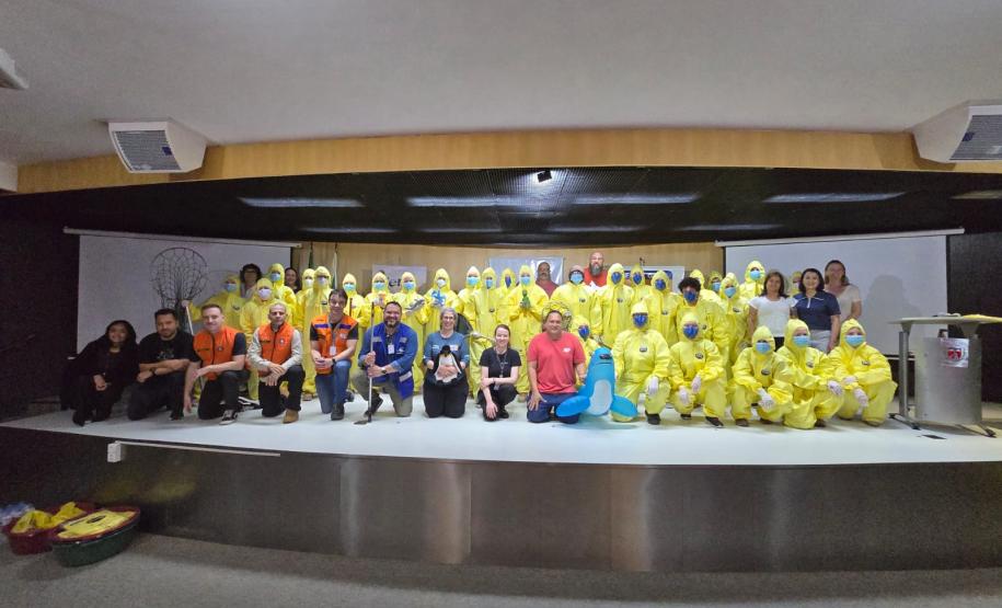 Em simpósios sobre manejo de animais e saúde única, Adapar orienta sobre atuação em desastres