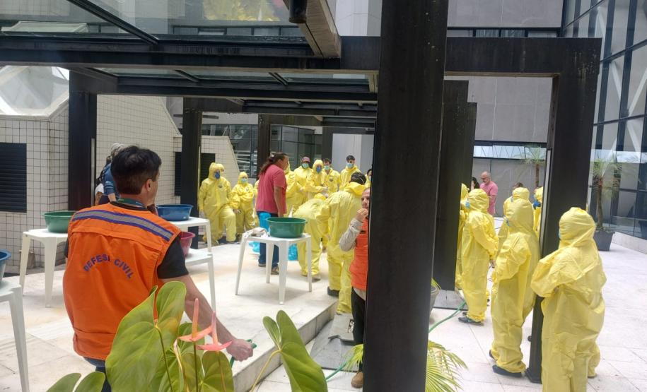 Em simpósios sobre manejo de animais e saúde única, Adapar orienta sobre atuação em desastres