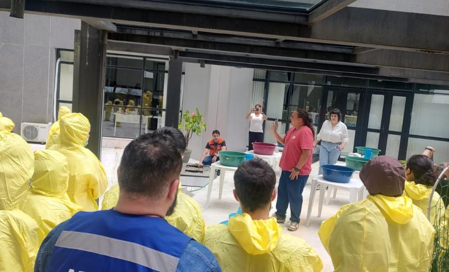 Em simpósios sobre manejo de animais e saúde única, Adapar orienta sobre atuação em desastres