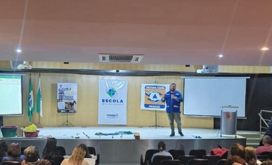 Em simpósios sobre manejo de animais e saúde única, Adapar orienta sobre atuação em desastres