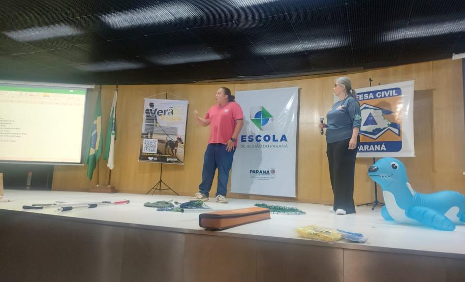 Em simpósios sobre manejo de animais e saúde única, Adapar orienta sobre atuação em desastres