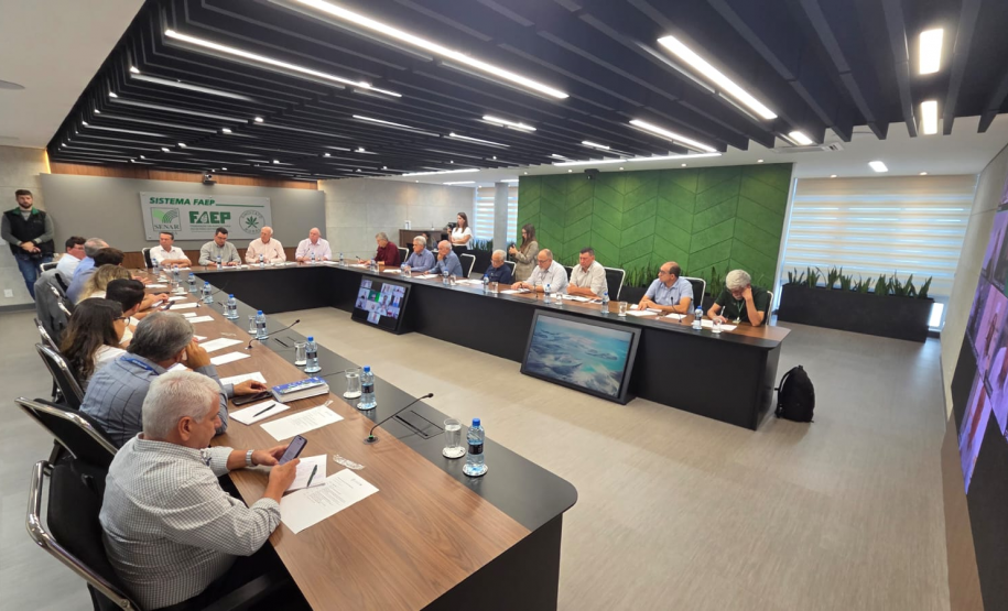 Adapar integra reunião da Aliança Láctea Sul Brasileira para o crescimento da cadeia leiteira no Sul