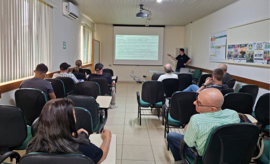 Adapar realiza treinamento sobre fiscalização de fertilizantes e sementes em Guarapuava