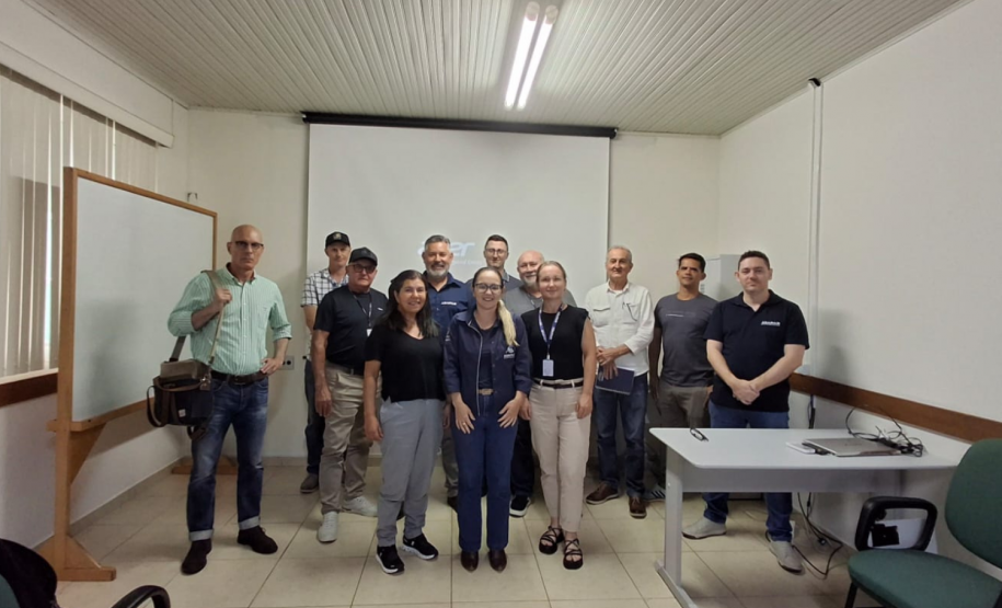 Adapar realiza treinamento sobre fiscalização de fertilizantes e sementes em Guarapuava