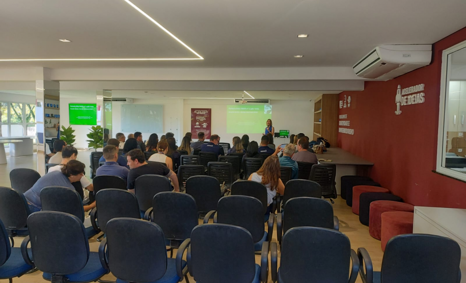 Em treinamento, Adapar atualiza fiscais e responsáveis técnicos sobre nova norma para reprodutores de suínos