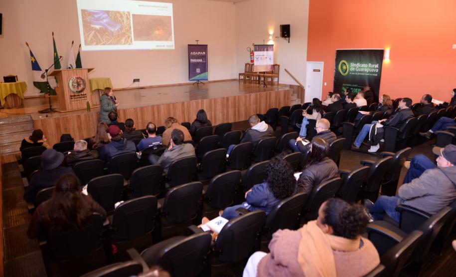 Ciclo de treinamento sobre zoonoses capacita novo grupo de servidores da Adapar