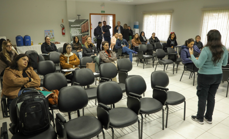 Médicos veterinários participam de curso sobre processos de inspeção municipal promovido pela Adapar