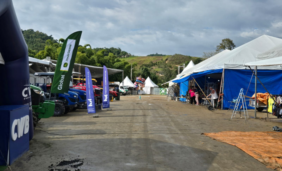 Adapar leva ações de educação sanitária na festa da ponkan de Cerro Azul