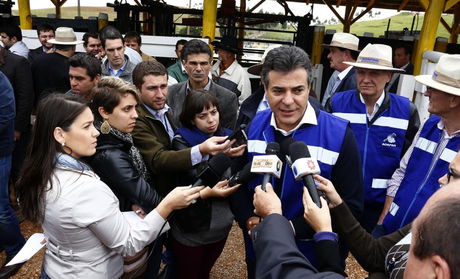 Governador Beto Richa lança junto com o secretário da Agricultura e do Abastecimento, Norberto Ortigara e o diretor presidente da Adapar, Inácio Kroetz, Campanha Estadual de Vacinação contra Febre Aftosa de 2014. Campo Magro, 30-04-14