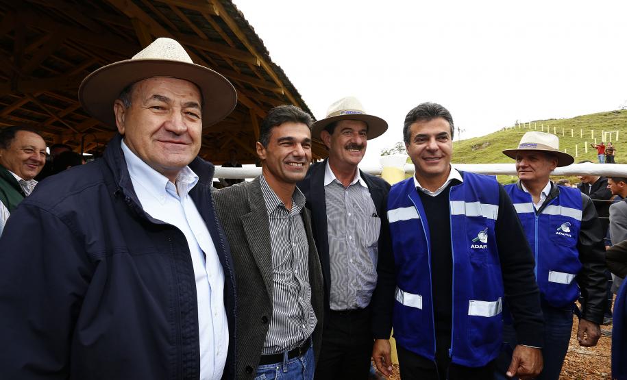 Governador Beto Richa lança junto com o secretário da Agricultura e do Abastecimento, Norberto Ortigara e o diretor presidente da Adapar, Inácio Kroetz, Campanha Estadual de Vacinação contra Febre Aftosa de 2014. Campo Magro, 30-04-14